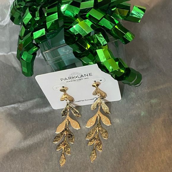 🍁 STUNNING MAPLE EARRINGS 🍁 DESIGNER INSPIRED STATEMENT LIGHT WEIGHT - Picture 5 of 5